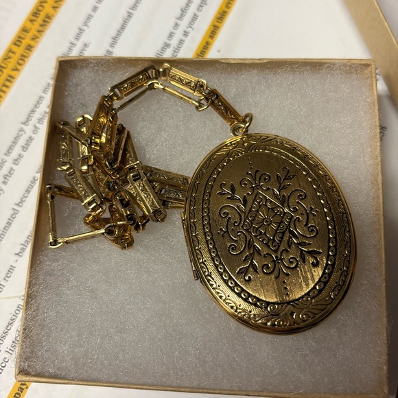 Vintage Jewelry - Vintage etched large oval Gold Locket book chain Necklace